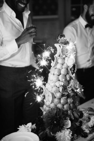 rehearsal-wedding-cake-sparklers-french