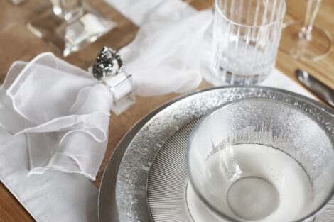 napkin-plates-glass-bowl-table-setting
