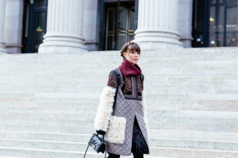 street-style-fashion-coat-stairs