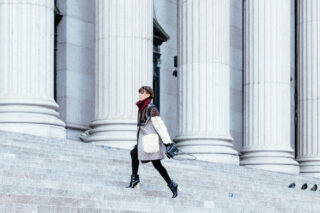 street-style-fashion-blogger-walking