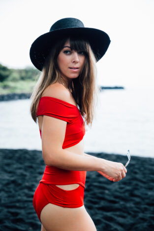 Red-Bikini-Black-Hat-Hawaii-Blogger